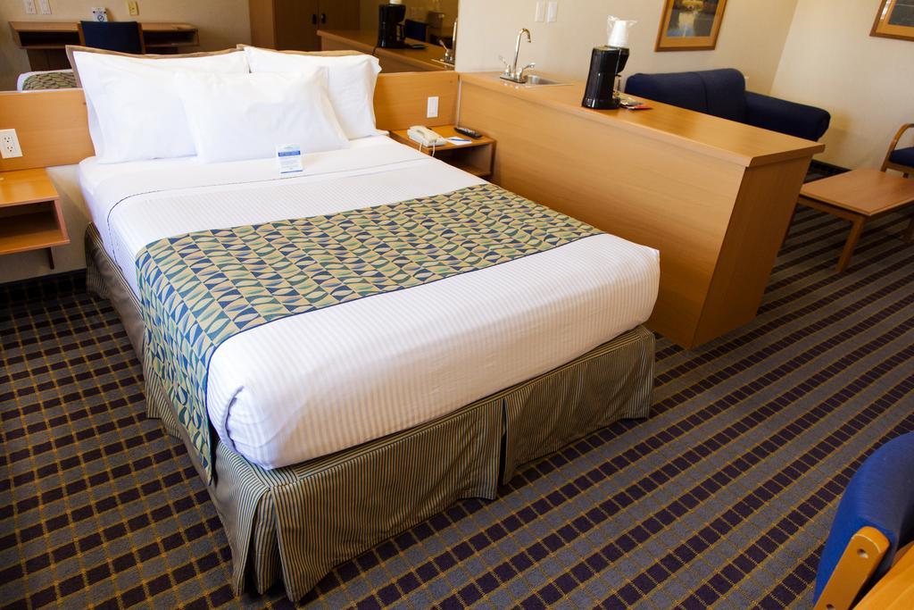Microtel Inn & Suites By Wyndham Chihuahua Exterior foto